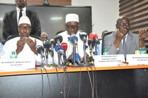 Passation service Onas : Mamour Diallo prend le témoin et le cahier des doléances Passation service Onas : Mamour Diallo prend le témoin et le cahier des doléances