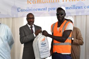 REMISE DE KITS ALIMENTAIRES AU PERSONNEL DE L’ONAS : La touche Mamadou Mamour Diallo fort appréciée par les syndicalistes REMISE DE KITS ALIMENTAIRES AU PERSONNEL DE L’ONAS : La touche Mamadou Mamour Diallo fort appréciée par les syndicalistes