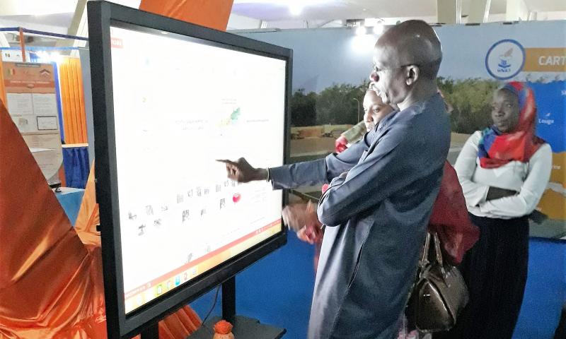 Le DG de l’Office National de l’Assainissement du Sénégal (l’ONAS), Monsieur Lansana Gagny Sakho  a visité, hier, notre stand à la 26éme FIDAK2017. Revivez en images les moments forts. 